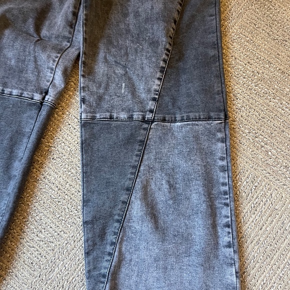 SUPER CUTE EXCLUSIVE Jeans with super cool asymmetrical lines. - Picture 2 of 2